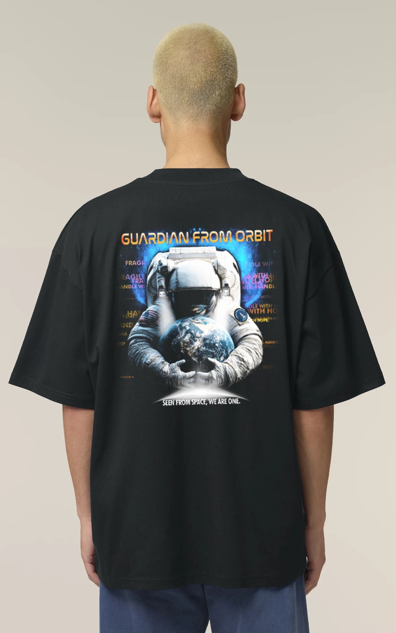 Astronaut umarmt Erde auf schwarzem Bio-T-Shirt