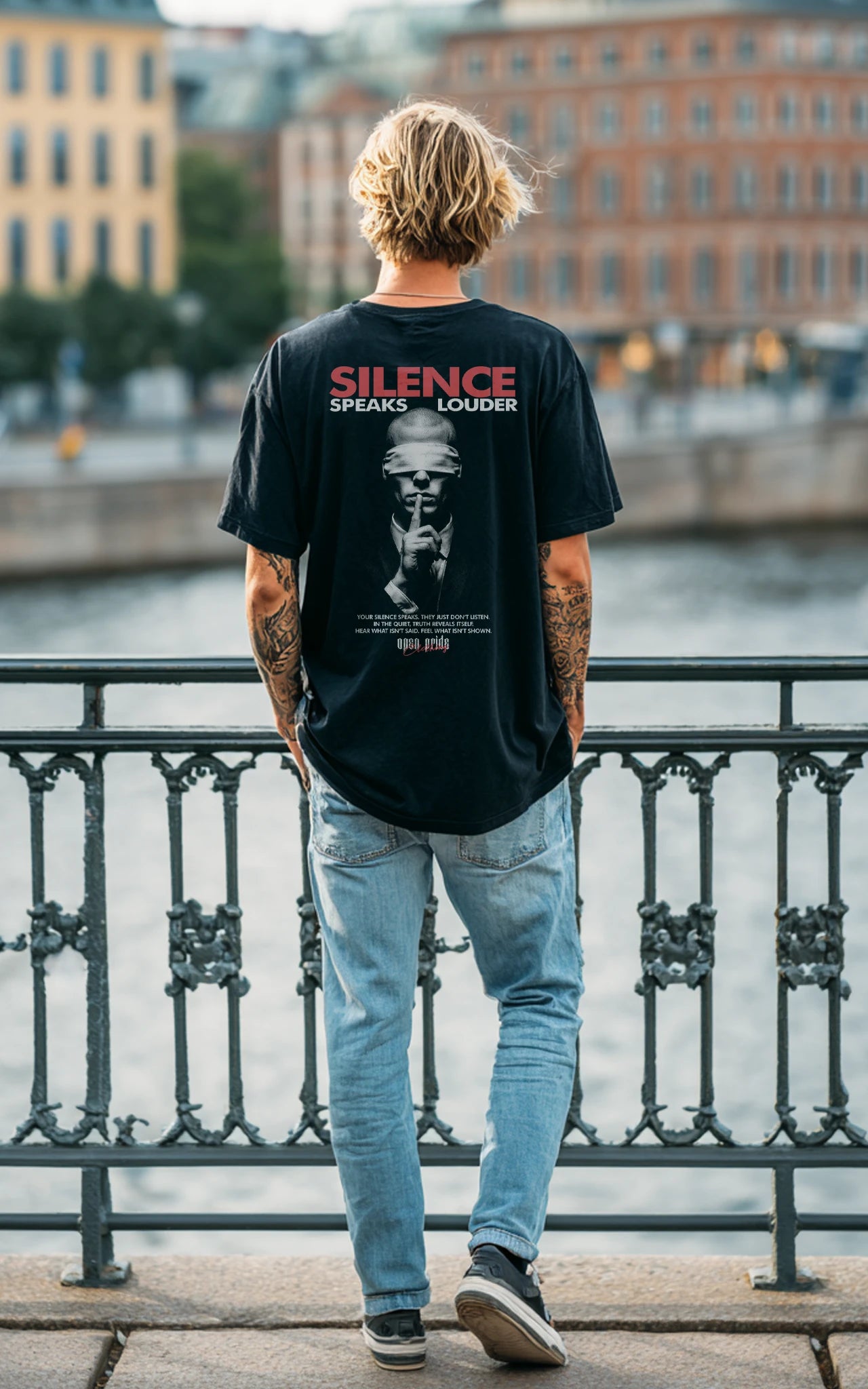 Schwarzes Bio-Shirt mit blinder Figur und Botschaft