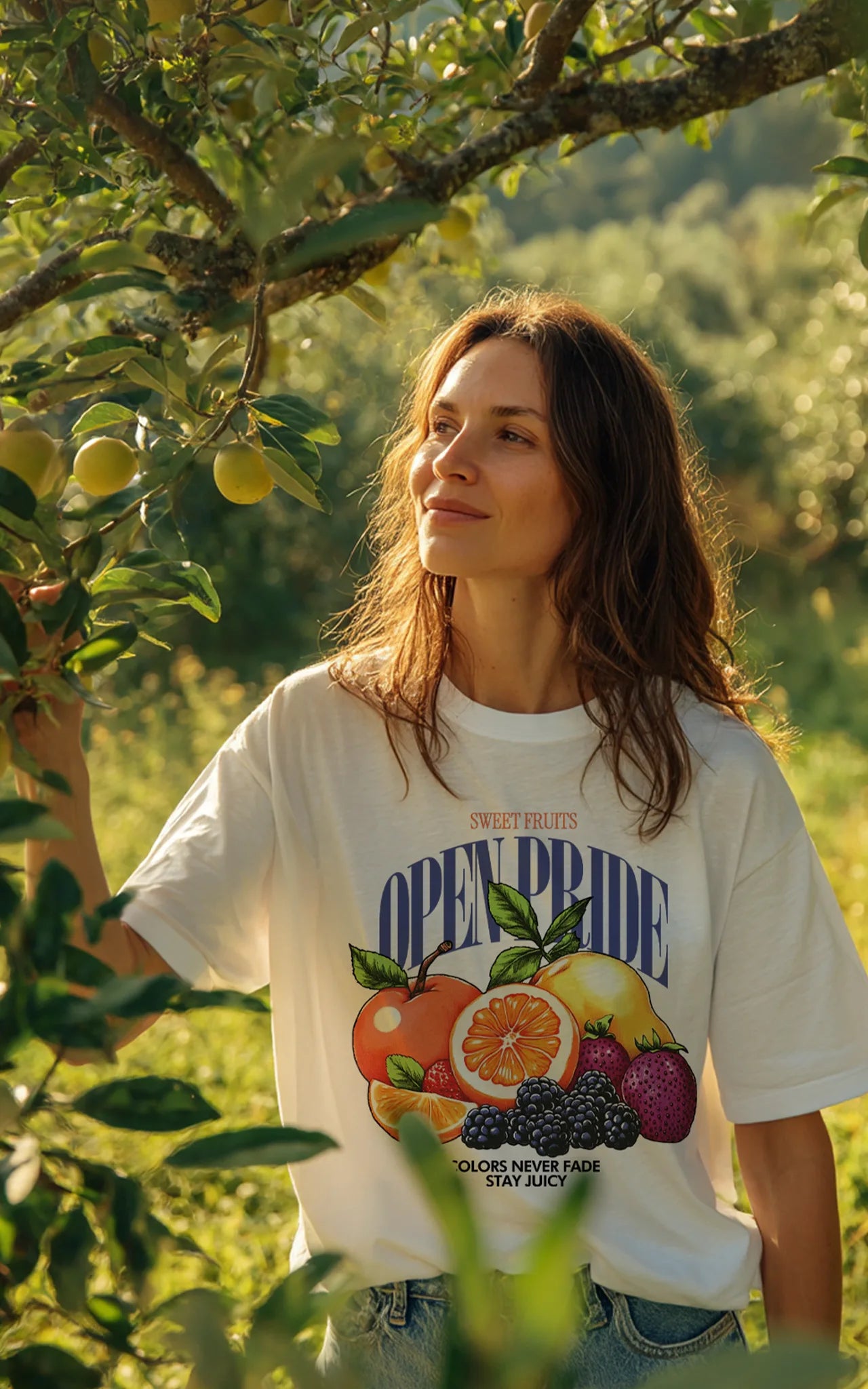 Junge Frau trägt nachhaltiges Streetwear Shirt Sweet Fruits