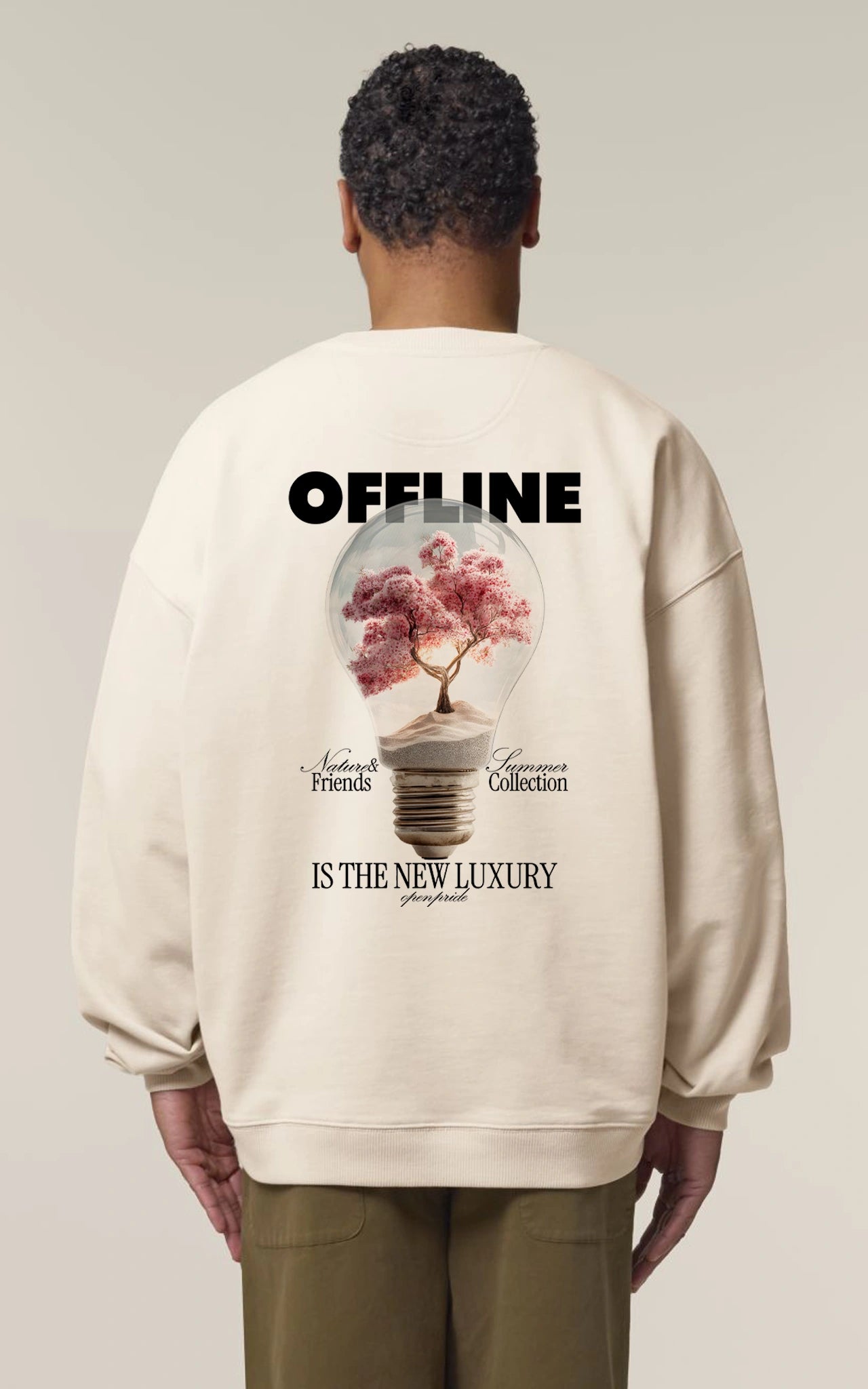 Streetwear Crewneck mit Kirschblütenbaum-Design aus Bio-Baumwolle