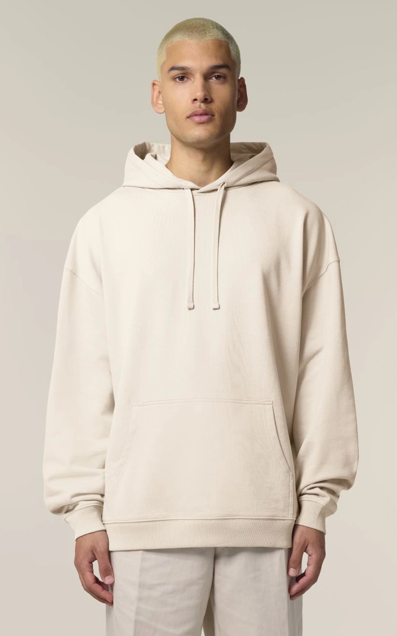 Model trägt Premium Bio-Hoodie Offline is the new Luxury nachhaltige Streetwear