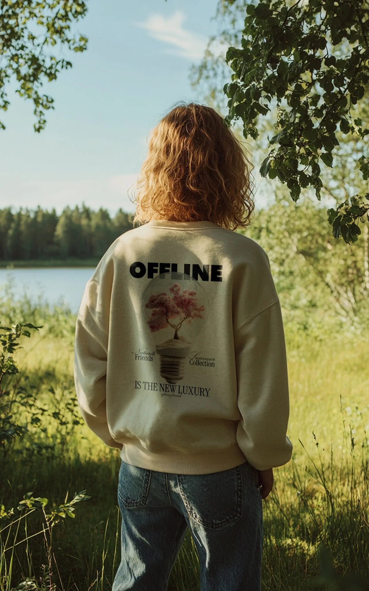 Junge Frau steht in der Natur und trägt nachhaltiges sweatshirt offline is the new luxury