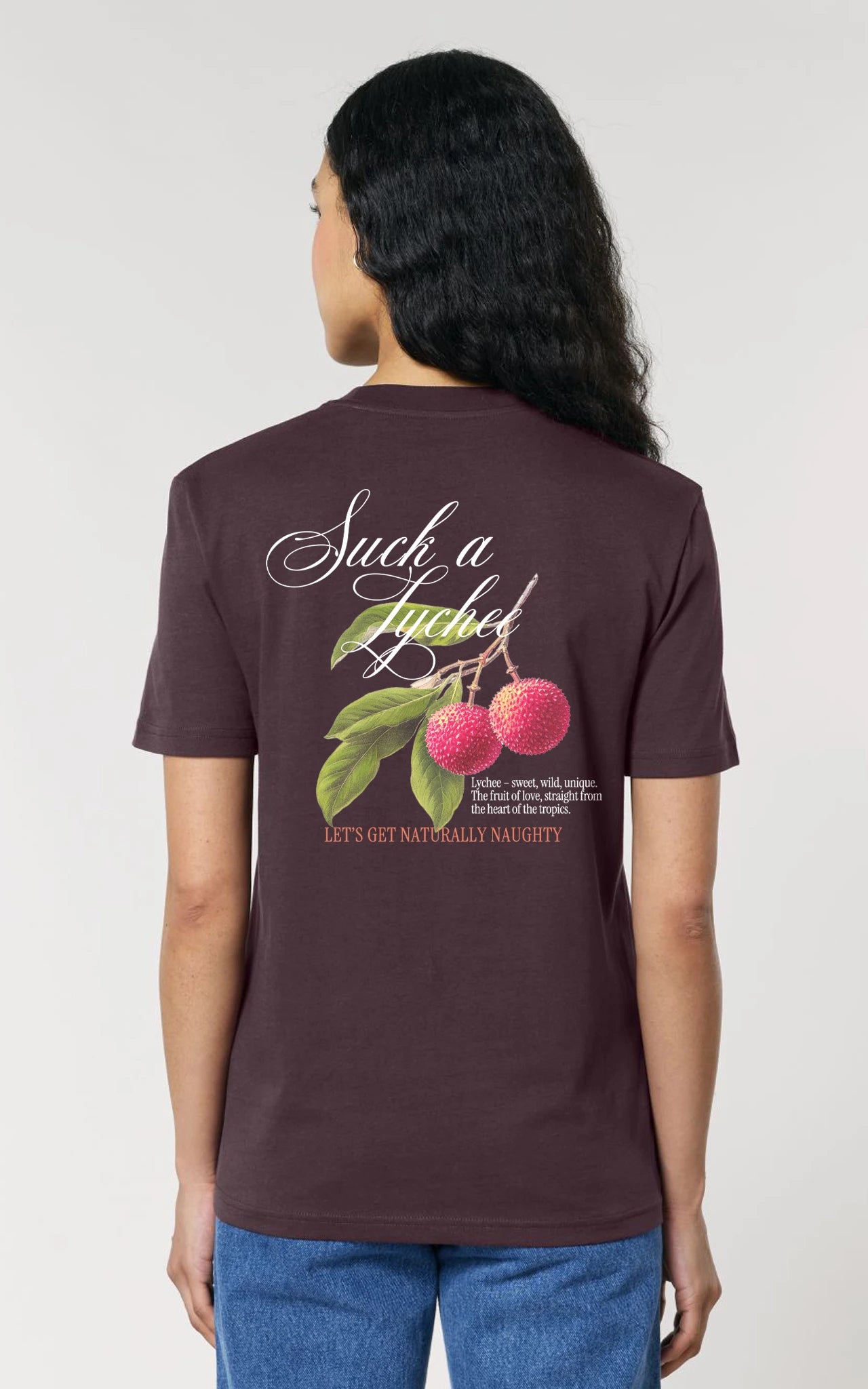 Detail Lychee-Frucht Backprint auf braunem, nachhaltigem T-Shirt – veganer Druck