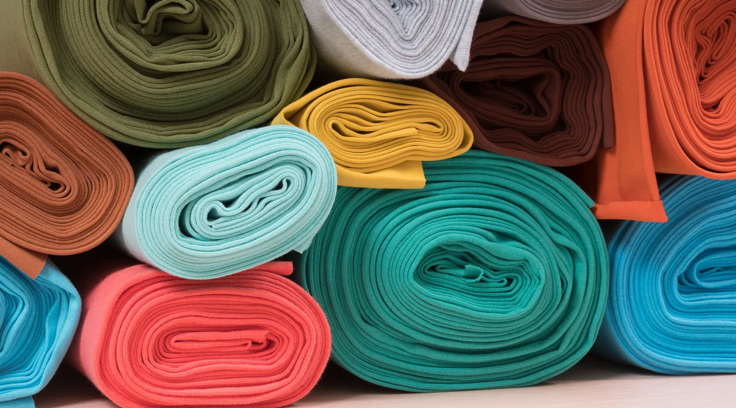 Bunte, umweltfreundlich gefärbte Stoffe aus Bio-Baumwolle