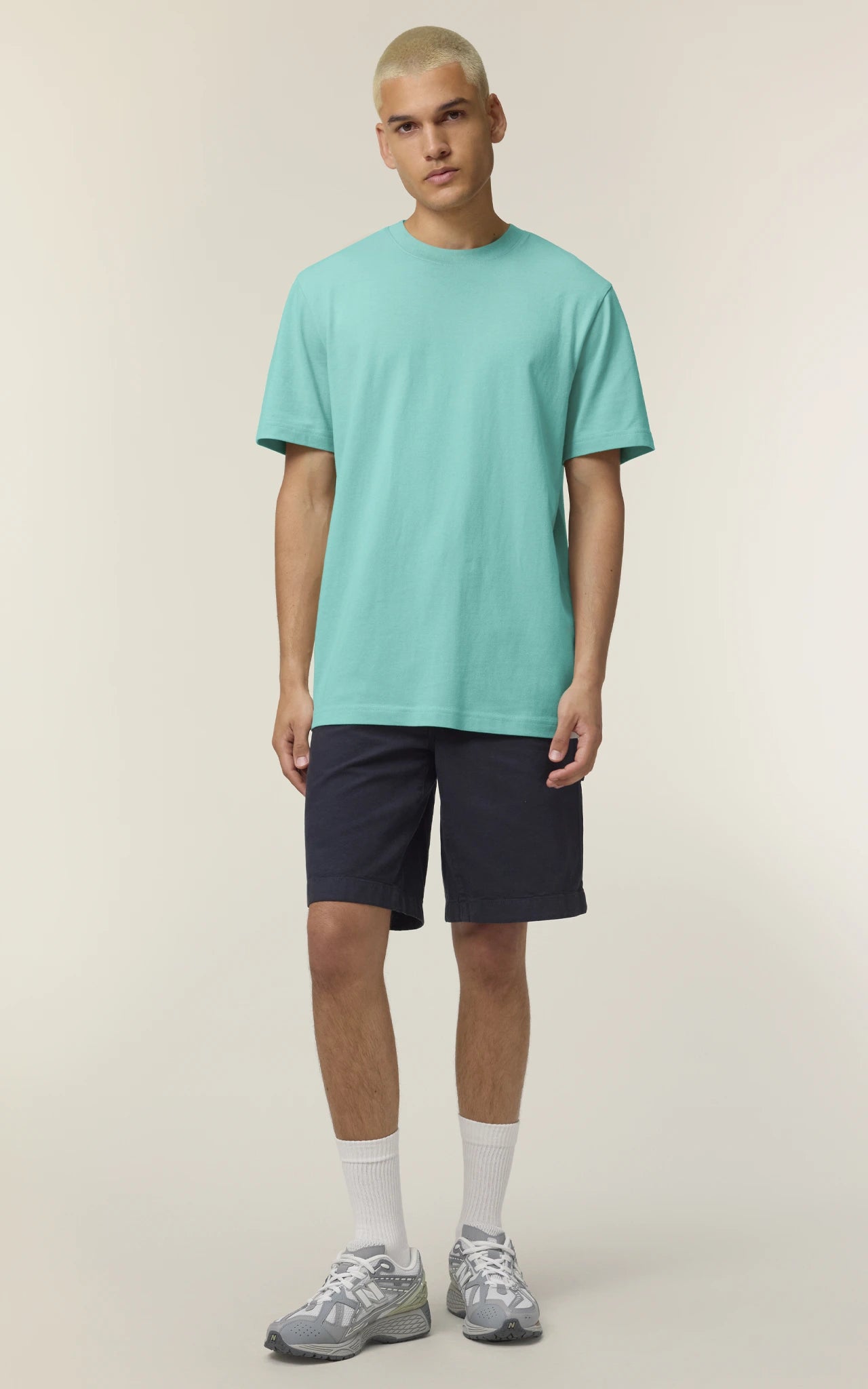 Mann trägt nachhaltige Streetwear Bio-T-Shirt Tropical Fruits Sommer-Look, size-badge