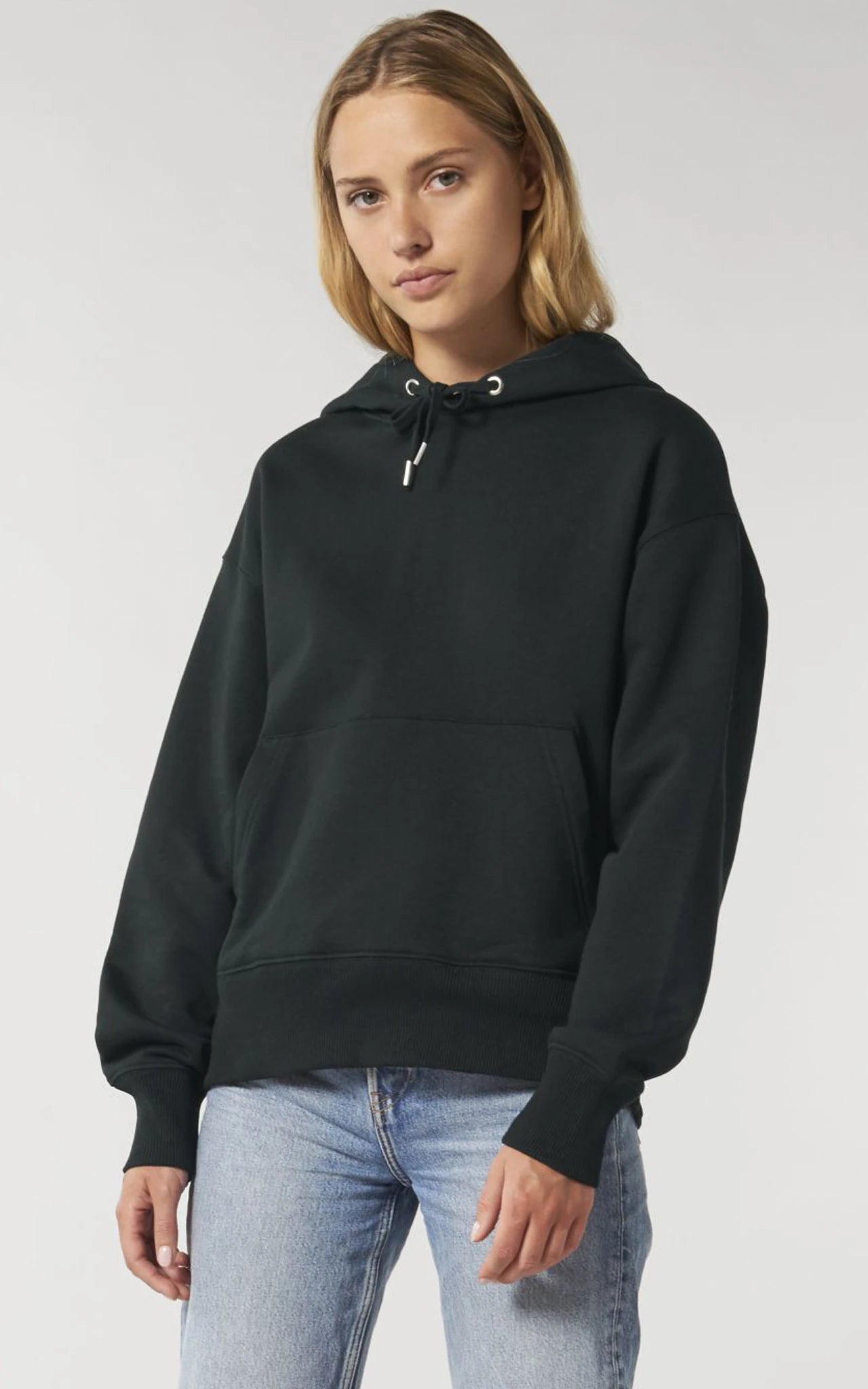 Frontansicht Frau trägt schwarzen Oversized Hoodie Not Basic 