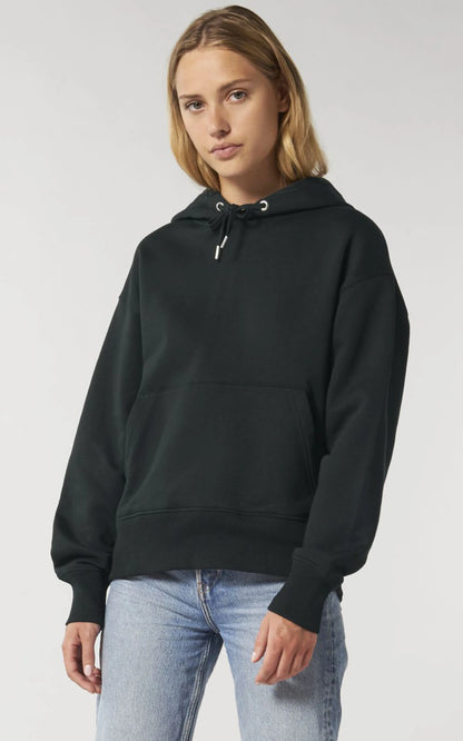Frontansicht Frau trägt schwarzen Oversized Hoodie Not Basic 
