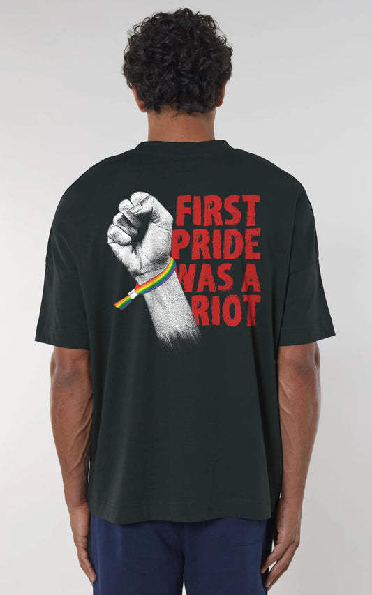 schwarzes Oversized T-Shirt Pride Fist - Firts Pride was a Riot