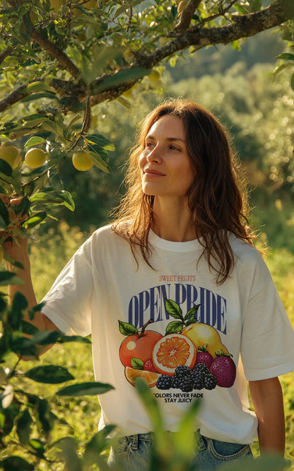 Junge Frau trägt nachhaltiges Streetwear Shirt Sweet Fruits