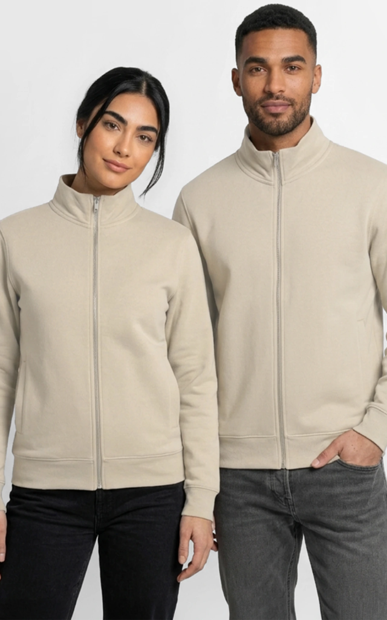 Paar trägt Globe Zip-Sweatshirt in Beige – Unisex Sweatshirt mit Reißverschluss & Bio-Baumwolle