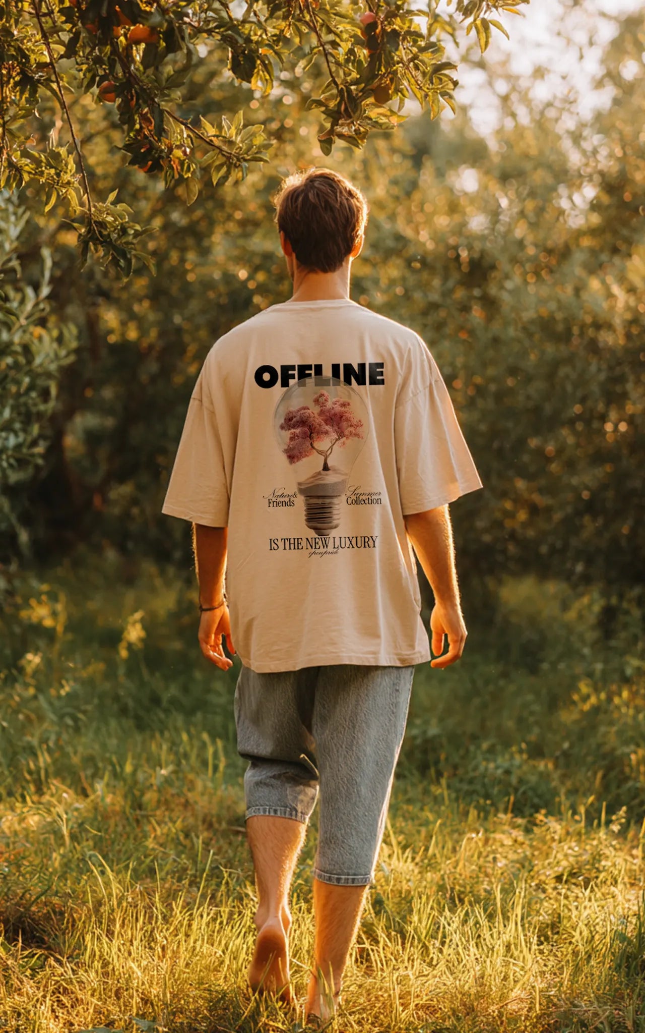 Mann in Natur trägt nachhaltiges Streetwear Shirt offline is the new luxury