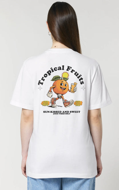 Frau trägt Premium Bio-T-Shirt Tropical Fruits Sun-kissed Streetwear Style