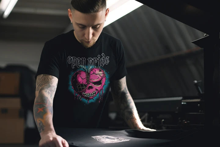 Mann druckt  hochwertige T-Shirts